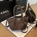 Elegante dunkelbraune Henkeltasche aus genarbtem Leder mit verstellbarem Riemen - Braun