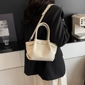 Beige Eimertasche aus Leder mit Litschi-Struktur, Faltendesign und Silber-Schnalle - Cremeweiß