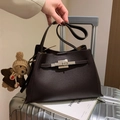 Sac à main chic en cuir marron foncé avec fermoir argenté et charmant ours en peluche - Café Ébène (Avec Pendentif Ours)