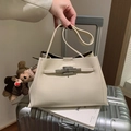 Sac à bandoulière élégant en cuir blanc crème avec fermoir rotatif argenté classique et chic - Blanc Lait (Avec Pendentif Ours)