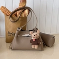 Sac bandoulière en cuir gris éléphant avec breloque ours et mini pochette zippée - Gris Éléphant (Avec Pendentif Ours)