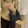 Sac seau classique en cuir grainé noir avec boucle dorée et poignée à main - Noir
