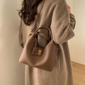 Sac seau en cuir grainé marron avec poignée supérieure et boucle dorée élégante - Marron