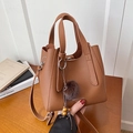 Sac seau marron avec motif litchi, breloque pompon et bandoulière réglable - Marron avec pendentif