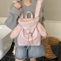 Detalle de la mochila rosa de cuero sintético con orejas de conejo de peluche y cordón - Rosa