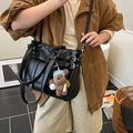 Borsa tote nera in pelle PU con fibbie punk e ciondolo a forma di orso per il pendolare - nero con ciondolo