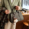 Sac fourre-tout vintage en similicuir vert foncé avec pendentif chiot dans un café enneigé - Vert avec Pendentif