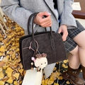 Grand sac cabas marron foncé avec breloque caniche dans un décor d'automne - Café avec Pendentif