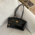 Schwarze Vintage-Schultertasche aus Kunstleder mit Goldlogo und geflochtenem Anhänger - Nur Einzelbeutel / Schwarz