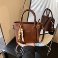 Sac fourre-tout marron texture litchi avec poignées et pendentif en perles bohème - Marron