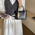 Sac seau noir chic en cuir PU avec breloque en perles et logo doré pour femmes - Noir