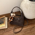 Détail macro du sac demi-lune marron foncé avec coutures blanches et charme rétro - Avec Pendentif / Brun Foncé