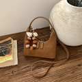 Détail d'un sac lune en daim marron avec pendentif en peluche et bandoulière - Avec Pendentif / Marron