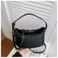 Details der schwarzen Eimer-Tasche aus Leder mit Lychee-Muster und Gold-Hardware - Premium Schwarz Ohne Anhänger