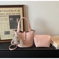 Set de bolso tipo cubo rosa con textura granulada, neceser y colgante conejo - Rosa (Con Colgante)