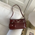 Dettaglio della borsa a tracolla in pelle bordeaux con chiusura d'argento e pochette - Rosso Angola