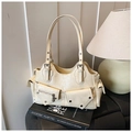 Dettaglio della borsa a spalla beige in similpelle con borchie e tasche a zip - Bianco Sporco
