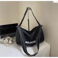 Détail du grand sac cabas en denim gris avec logo REPLACED et accessoires de bureau - Noir