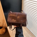 Bolso bandolera retro marrón café con solapa y textura de cuero encerado - Marrón