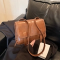 Bolso bandolera retro de cuero marrón con solapa y detalles de costuras verticales - Marrón