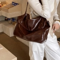 Grande borsa tote vintage marrone lucida con patta e fibbia in metallo elegante - Rosso