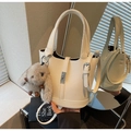 Sac seau beige en cuir motif litchi avec boucle argentée et breloque lapin en peluche - Blanc Cassé (Avec Pendentif)