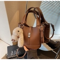 Sac seau en cuir marron avec boucle argentée et porte-clés lapin en peluche - Café (Avec Pendentif)