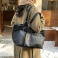 Klassische schwarze Leder-Tragetasche mit verstellbaren Trägern im Winter-Streetstyle - Schwarz