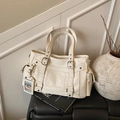 Borsa tote vintage bianco crema con rivetti metallici e ciondolo porta carte con orsetto - Bianco