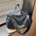 Sac fourre-tout en jean bleu délavé avec grand imprimé PLACED et bandoulière large - Bleu clair