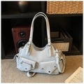 Borsa hobo moto chic azzurra con tasche multiple e borchie argentate da donna - Blu