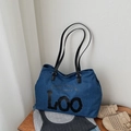 Borsa tote in denim blu con scritte artistiche LOO e lunghi spallacci neri - Denim Nero