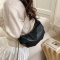 Borsa a mezzaluna nera minimalista in pelle a pieghe con cerniera dorata elegante - Nero