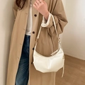 Borsa hobo bianca minimalista in pelle con design a pieghe e tracolla regolabile - Bianco Sporco