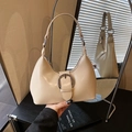 Bolso de hombro beige minimalista con una hebilla metálica plateada de gran tamaño - Caqui
