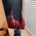 Bolso hobo de cuero burdeos brillante con hebilla plateada grande en escena de estilo - Burdeos