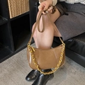 Braune Retro-Halbmondtasche mit goldener Kette und glatter Ledertextur für Damen - Braun