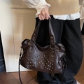 Bolso tote marrón oscuro con remaches plateados en forma de V y correa ajustable - Marrón