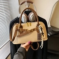 Sac à main bowling en toile beige avec lanières en cuir marron et pendentif chocolat - Avec Pendentif / Kaki
