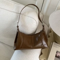 Bolso de hombro vintage marrón oscuro con acabado de piel sintética brillante y anillas - Marrón