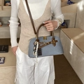 Sac bowling bleu clair avec sangles en cuir marron et breloque chocolat pour femme - Avec Pendentif / Bleu