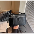 Schwarze kleine Tasche mit Straußenmuster, silbernen Details und Crossbody-Riemen - Schwarz