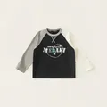 Camiseta raglán de manga larga para niña con estampado de corazón y mangas tricolores - Negro / 110