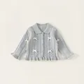 Cardigan in maglia azzurro per bambina con fiocchi bianchi e delicati motivi a traforo - Blu / 130