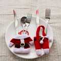 Set de porte-couverts de Noël avec vêtements et pantalons rouges pour décoration de table - Style Bouton en Plastique
