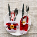 Set de porte-couverts de Noël avec vêtements du Père Noël sur une assiette en céramique - Style Bouton Non Tissé
