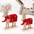 Charmantes Set aus Holz-Rentieren mit roten Schals und Filzstickerei für Weihnachten - Weihnachtsrentier Groß