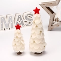 Detail weißer Filz-Weihnachtsbäume mit roten Sternen, Goldglocken und Holzsockel - Weißer Runder Weihnachtsbaum Groß