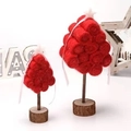 Set aus zwei handgefertigten roten Filz-Weihnachtsbäumen mit Holzfuß und weißen Sternen - Roter Dreieckiger Weihnachtsbaum Groß