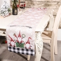 Kerst tafelloper met feestelijke kabouters en Gnome For The Holidays tekst op de tafel - Zwart-Wit Ruitjesstijl (J-JY36)
